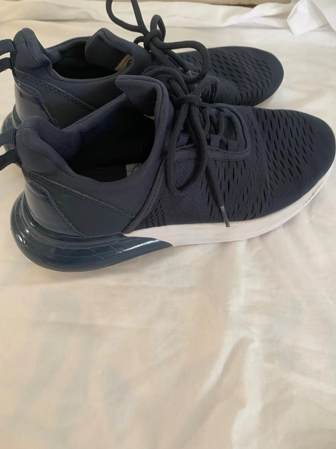 Mörkblå sneakers med vit sula