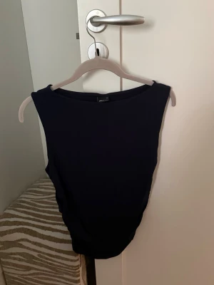 Mörkblå topp  - Snygg mörkblå topp från Gina Tricot med fin passform!