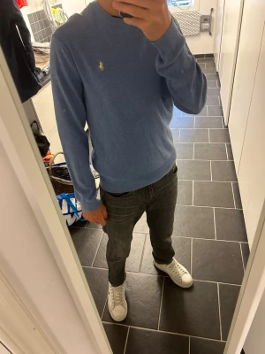 Tröja Ralph Lauren - Blå tröja ifrån Ralph Lauren som passar M/S. Skriv vid intresse eller frågor.