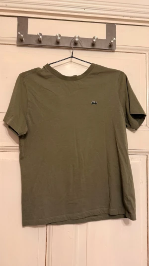 Grön Lacoste tahirt - Grön Lacoste tahirt i bra skick 