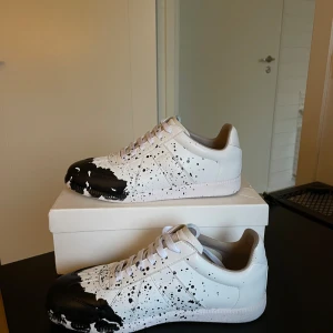 Maison margiela gats - Feta och unika Maison Margielas med svart färgskvätt, dessa skor är väldigt svåra att få tag på speciellt för det här priset. De är använda en skoldag så typ helt nytt skick!! Hör av er om ni undrar något!🤩🤩