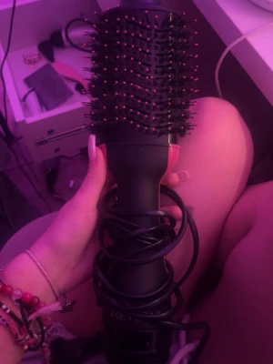 Från revoln kall luft och varm luft  - En svart varmluftsborste från Revlon. Perfekt för att styla och torka håret. Använt några gånger men annars helt ren och mycket bra skick 