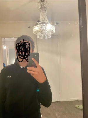 Svart hoodie från Comme des Garçons - Säljer en svart hoodie från Comme des Garçons PLAY i storlek S. Klassisk modell med huva och dragsko, tillverkad i mjukt material. Perfekt för dig som gillar stilrena och tidlösa plagg med streetwear-vibe.