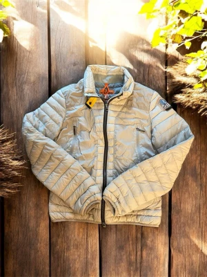 Parajumpers Jacka  - En fullt äkta jacka från parajumpers! Just denna modell säljs knappt längre ”Featherweight” vilket gör den unik och vintage! Väldigt bra nu inför hösten och kyligare dagar 🍂 Inga slitage utan redo att användas som ny! Bara att höra av sig vid frågor och pris går att diskutera ifall de är rimligt ✨