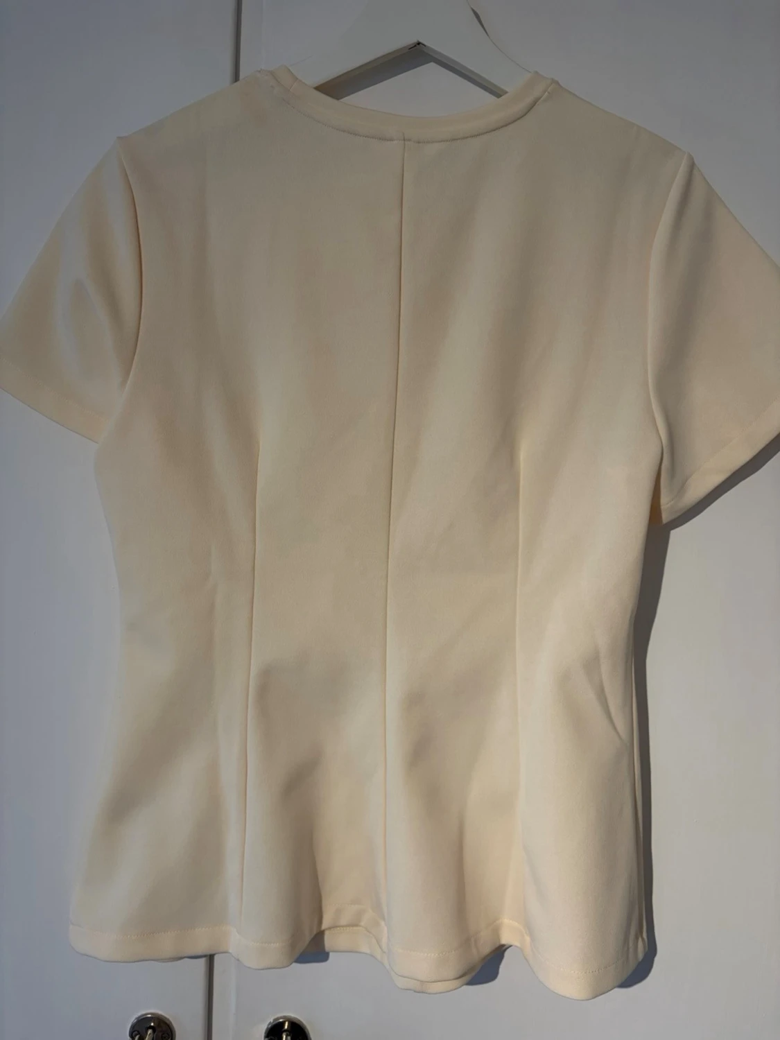 Ljusgul basic t-shirt med rund hals - 1