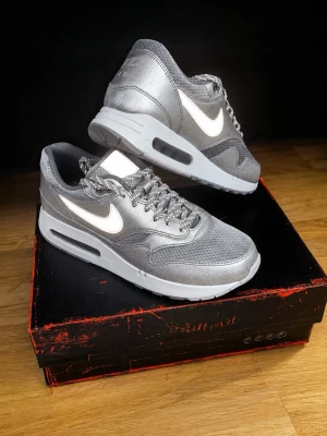 Nike Air Max 1 Silver Glitter - Nike Air Max 1 ’86 OG Grå 👟  ✨ Helt nya – aldrig använda 📏 Storlek 43 📦 Originalkartong 🧾 Köpta från Boozt ✅ Äkta Nike  💰 999 kr – pris kan diskuteras