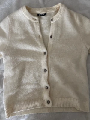 Krämvit kortärmad kofta - Söt krämvit kofta från Gina Tricot med korta ärmar🥰