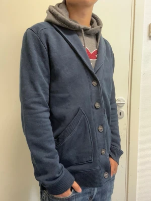 H&M cardigan - Riktigt snygg cardigan från H&M i storlek S. Mycket bra skick. Modellen är 173cm, 64kg. Pris kan diskuteras!!