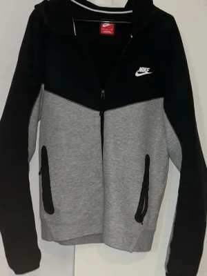 Nike hoodie i svart och grått - Nike hoodie med dragkedja i svart och grå