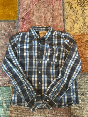 Hollister - Säljer en ruggigt snygg skjorta eller lite tunnare overshirt ifrån det eftertraktade märket Hollister. Tveka inte på att höra av dig vid frågor🙌