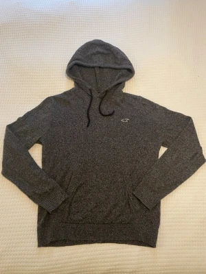 Stickad Hollister Hoodie - Riktigt fin och trendig stickad Hollister hoodie i storlek S. Hör gärna av dig vid funderingar eller mått!🤩