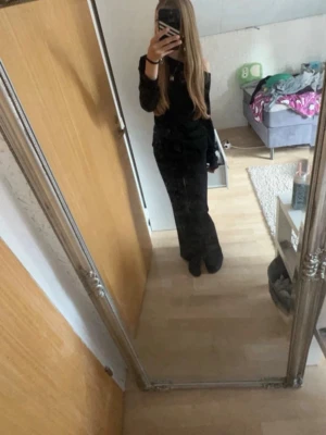 Svart offshoulder topp  - Snygg svart offshoulder topp med långa ärmar och tight passform. Perfekt att styla med både jeans och kjol för en trendig look. Materialet känns mjukt och stretchigt, vilket gör den bekväm att bära hela dagen.🖤