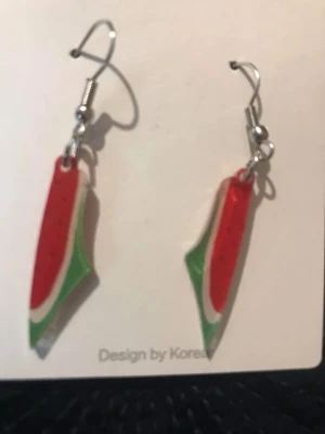 Palestina karta Örhängen med vattenmelon-design - Unika örhängen formade som vattenmelonbitar i rött, grönt och vitt. De har en lekfull och färgglad look, perfekta för dig som vill sticka ut. Krokar i metall och hängen i plast. Säljs som par.