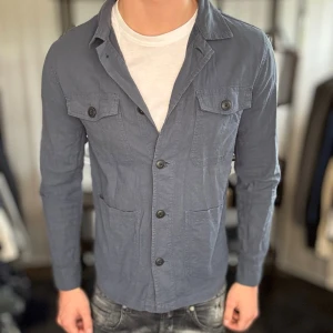 Overshirt - Mycket fint skick, inga defekter. Modellen är 185 cm, 75 kg. Alltid billigare pris vid köp av flera varor‼️🙌Svarar alltid på frågor eller funderingar! 