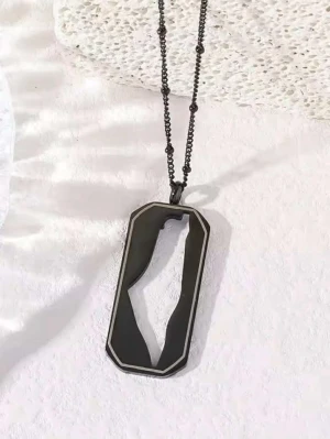 Svart halsband med karta-hänge - Unikt halsband med ett svart, rektangulärt hänge som har en utskuren karta i mitten. Kedjan är tunn och matchar hängets färg. Perfekt för dig som gillar stilrena och personliga accessoarer.
