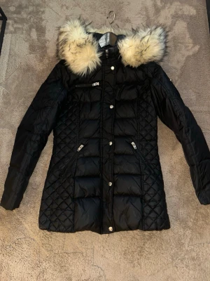 Rockandblue dam vinter jacka storlek 38  - Mycket bra skick hel och ren använt sparsamt nypris betalde jag över 4000kr postar samma dag eller dagen efter ☺️
