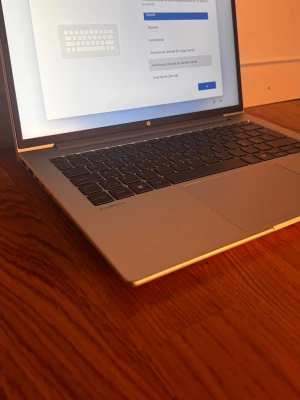 🔥 Hp Laptop i Nyskick – Intel Core Ultra 5 + RTX 2050  - Säljer min HP ProBook AI PC, köpt för endast 3 veckor sedan. Datorn är i nyskick och har inga skador, repor eller synligt slitage. Fungerar perfekt och är sparsamt använd.  Specifikationer:  * Intel Core Ultra 5 125H * NVIDIA GeForce RTX 2050 * 16 GB DDR5 RAM 5600 MHz * 512 GB SSD * Intel AI Boost NPU * HP ProBook AI PC  Perfekt för skola, arbete, gaming och vardaglig användning.  Köpt för 3 veckor sedan – kvitto finns