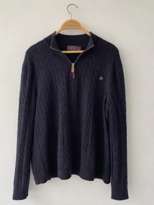Morris Merino Cable Half Zip – 100% merinoull - Morris Stockholm half zip i 100% merinoull. Mörk marinblå med klassisk cable knit och broderad Morris-logga. Otroligt fint skick, ser knappt använd ut – inga noppor eller skador. YKK-dragkedja med läderdetalj. Nypris ca 1 899 kr. Perfekt till höst/vinter 🍂
