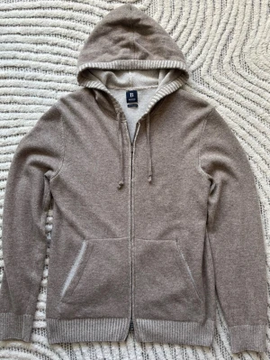 Boggi Milano kashmir hoodie - Säljer denna feta Boggi kashmir zip hoodie. Hoodien är endast använd försiktigt ett fåtal gånger. 