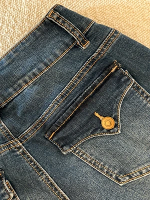 Low/mid waist bootcut denim in 90’s style  - 90’s stylish blåa bootcut jeana med låg/lägre midja. Materialet är bekvämt och stretchigt med perfekt passform både i längd, storlek och midja.                     ⭐️EU36 REG motsvarar storlek 36/S                                     ⭐️Säljes i nyskick, utan defekter & slitage                                💭Har du frågor? Skriv på annonsen och jag svarar så fort jag kan,