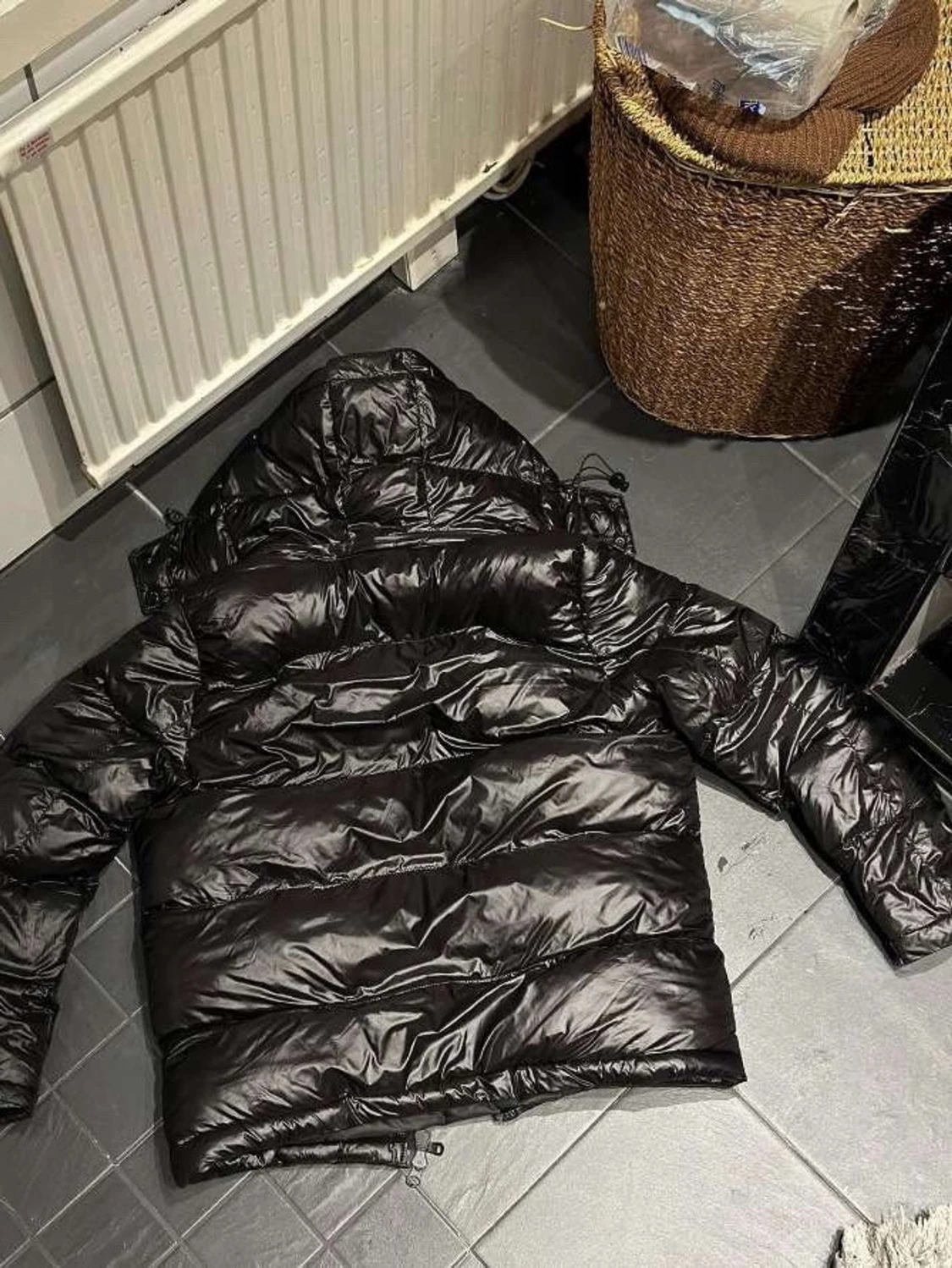 Svart glansig pufferjacka med huva - 1