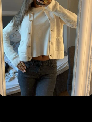 Cardigan  - Cardigan från Gina Young i storlek 158/164 passar mig som en XS person❤️endast använd en gång 