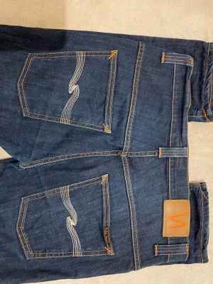 Mörkblå jeans från Nudie Jeans - I princip oanvända Nudie slim jeans. Passformen är W32 L32, märkesjeans är ibland något mindre än vanliga jeans, så kolla noga vad som står på Nudies egna hemsida.