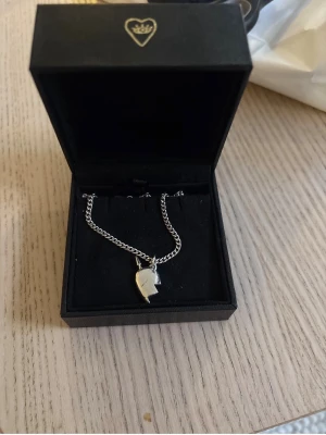 Maria Nilsdotter BYTE - Skulle vilja byta mitt silvriga Maria Nilsdotter halsband mot samma i guld, kan betala i mellan💕