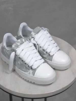 Gråvita sneakers Numeris  - Snygga sneakers i grått och vitt camomönster. Skorna har tjock vit sula med räfflad kant, breda vita skosnören och rund tå. Ovandelen verkar vara i textil och syntet. Perfekta för dig som vill sticka ut med en unik look.