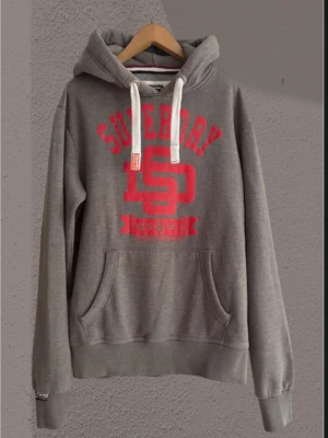 Superdry hoodie  - Säljer en cool och unik superdry i storlek medium. Väldigt bra skick inga defekter! Hör gärna av dig om du har några funderingar 