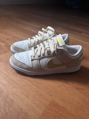 Nike Dunk Low Lemon Drop - Nike Dunk Low Lemon Drop. Använd 1-2 gånger, mycket fint skick. Storlek 38. 
