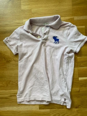 Abercrombie & Fitch Piké - Rosa Abercrombie & Fitch piké Klassisk modell med liten logga på bröstet. Fint skick och riktigt lättmatchad. 📦 Skickas snabbt! Varnar om att det är kids size L