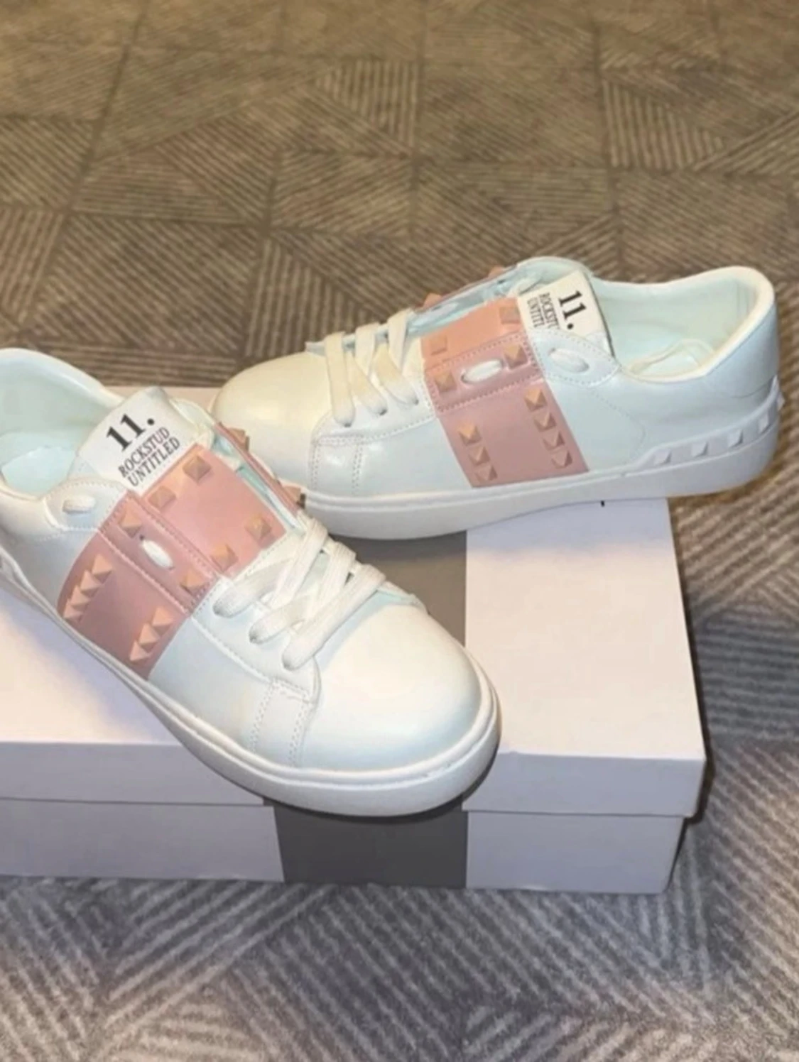 Vita sneakers med nitar och rosa detaljer - 2