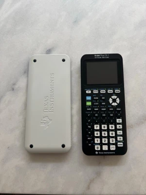 Texas Instruments TI-84 Plus CE-T Python grafräknare (miniräknare) - Säljer en Texas Instruments TI-84 Plus CE-T Python grafräknare. Helt ny, perfekt för gymnasiet eller universitet.  Nypris: 1900 kr   Säljes: 1499 kr