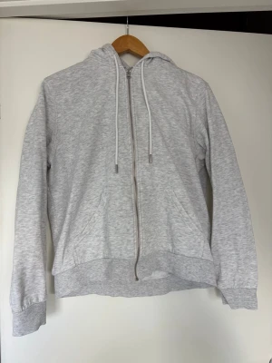 Grå zip hoodie - Välanvänd grå hoodie med dragkedja.