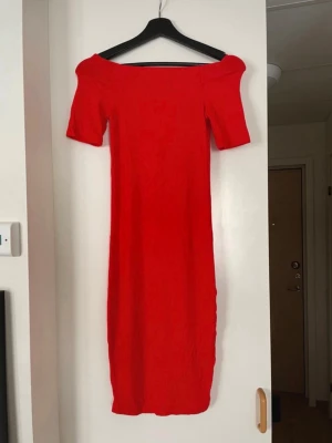 Ny med prislapp kvar röd off shoulder midiklänning - Helt ny off-shoulder midiklänning i storlek xs med prislappen kvar från BikBok. Går nedanför knäna på mig som är 173cm och tycker den är normal i storleken.   Köpt för: 59kr
