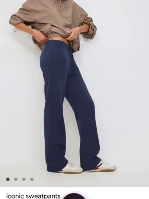 Marinblå mjukisbyxor - Mjukisbyxor från gina tricot. Lappen är bortklippt med jag tror storleken är runt xxs-xs. Mycket bra skick 💕Färgen är mest accurate på första och tredje bilden 
