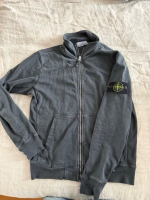 Grångrå zip hoodie från Stone Island - Kommer inte till användning längre, kvitto finns. Storlek S och extremt bra skick