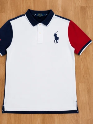Ralph Lauren piké - Tjena, jag säljer en riktigt snygg och sällsynt Ralph Lauren piké😁 Den är i mycket bra skick och har inga fläckar eller skador☺️ Den är självklart äkta✅ Skicka om du har några frågor😄