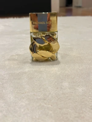 Michael Kors pour femme parfym - Säljer en Michael kors pour femme Eau  de parfum i guld flaska använd ungefär 5 gånger parfymen är i jättebra skick