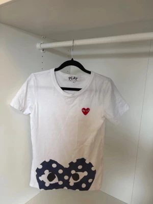  Comme des Garçons PLAY t-shirt - Säljer denna feta tishan från Comme des Garçons PLAY med trär feta detaljer. Tröjan är i ett mycket bra skick och använd ett fåtal gånger.  Hör av er vid minsta fundering🤝👍