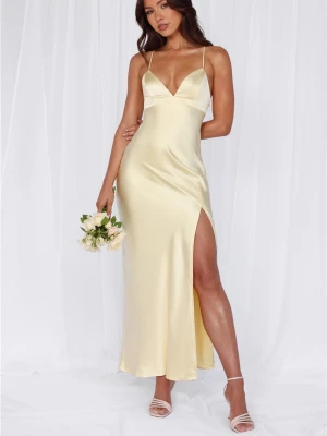 The Sophia Satin Maxi Dress Yellow - Superfin, ljusgul, v-ringad, satin maxiklänning med öppen rygg och band baktill, även dragkedja vid sidan, köpt från Hello Molly för 1735kr. Perfekt till balen eller andra speciella ceremonier! Tyvärr har klänningen små fläckar nertill, se sista bilden, men syns inte tydligt i helhet 💗