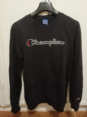 Svart sweatshirt från Champion - Väldigt bra skick. Stor i passformen.                                 Skriv för mer information 😀