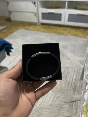 Svart armband från Albrekts Guld - Helt ny inte använd. Han inte lämna tillbaka den 