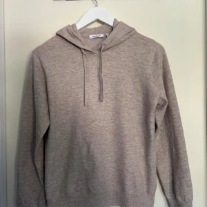     RYVLS stickad hoodie - Stickad hoodie från RYVLS i mjuk och skön kvalitet. Beige färg som passar till det mesta. Fint skick utan synliga defekter. Storlek 158/164. Pris kan diskuteras vid snabb affär!