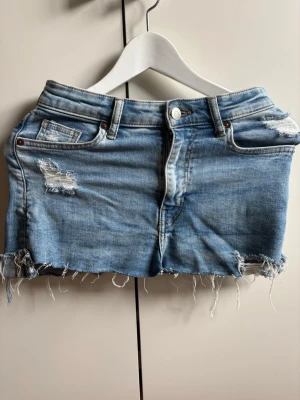 Jeans kjol  - Snygg blå jeanskjol från h&m.  Använt fåtal gånger 
