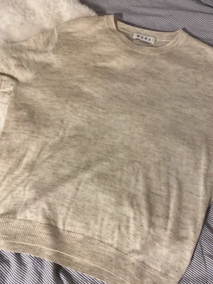 Biege topp - Säljer den här beiga ”trekvarts ärmade” toppen. Jätte skönt och tunt material. Skulle säga att den är lite större i passformen så den passar även M. Skriv om du är intresserad!