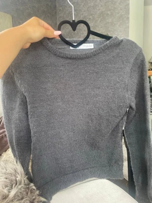 Mjuk grå stickad tröja - Ass skön och Cjut tröja från Zara i mörk grå färg, säljer den var mycket  bra pris 💗💗