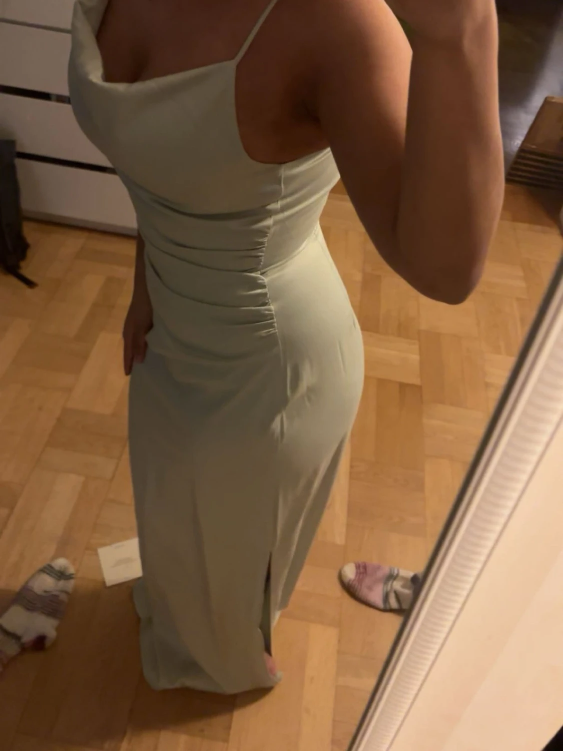 Ljusgrön långklänning med slits - 1