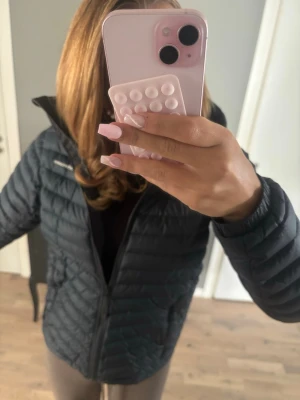 peak performance jacka - snygg peak performance jacka. Den inte så tjock, men perfekt ifall man ba vill ha någon fin tröja under o sen slänga på sig en tun jacka.😁